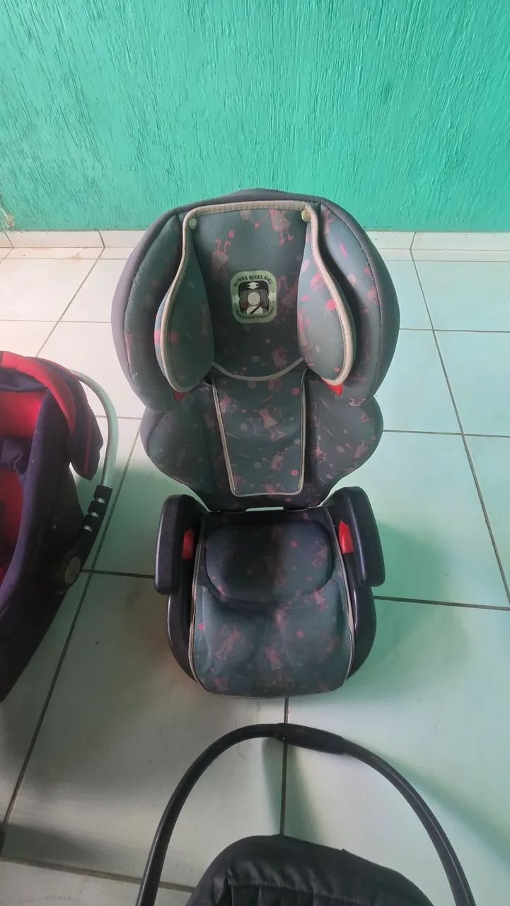 Vendo cadeirinha de crianças e carrinho.