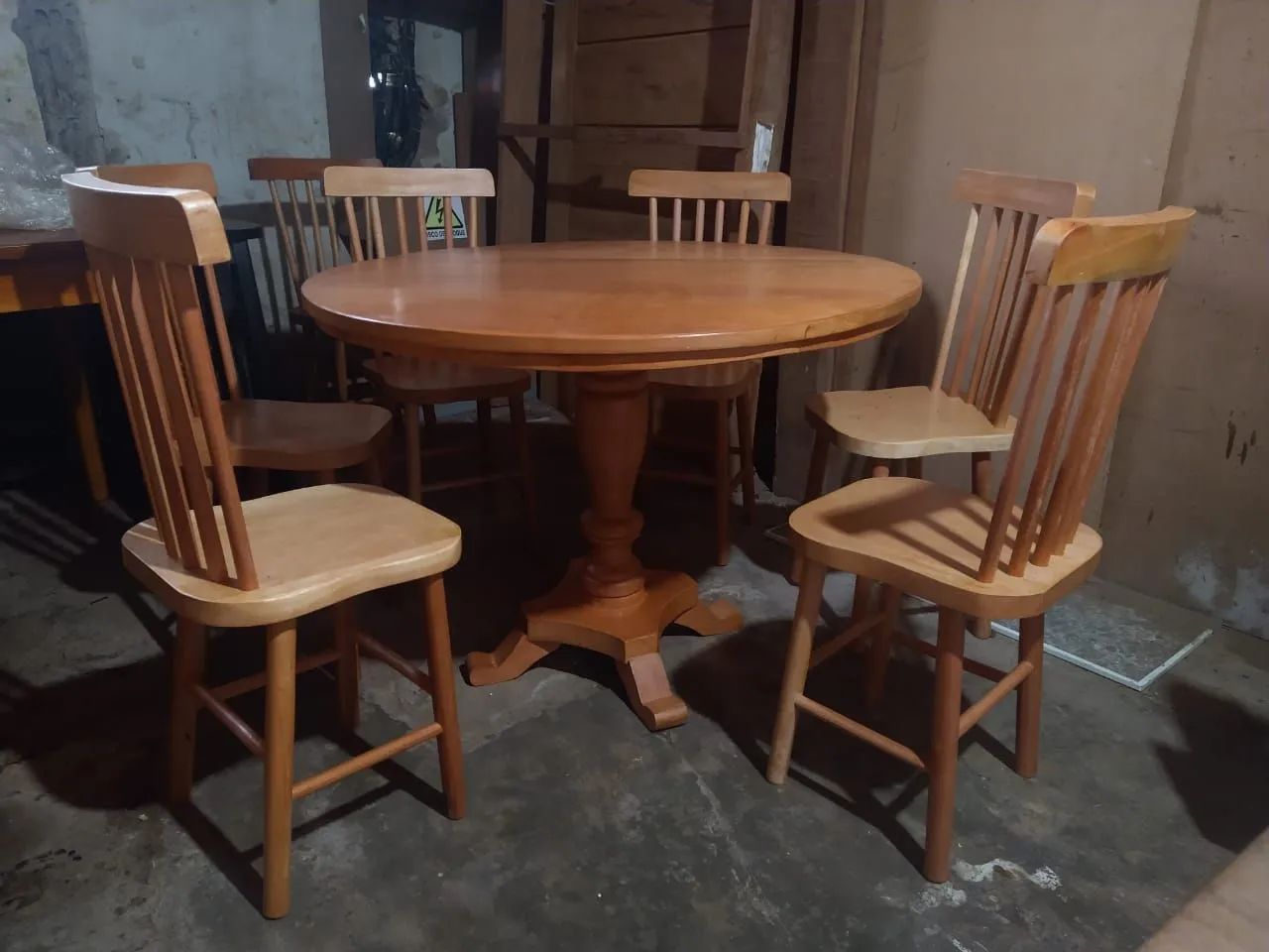 Mesa de jantar com base torneada + 6 cadeiras de madeira maciça - Foto 2