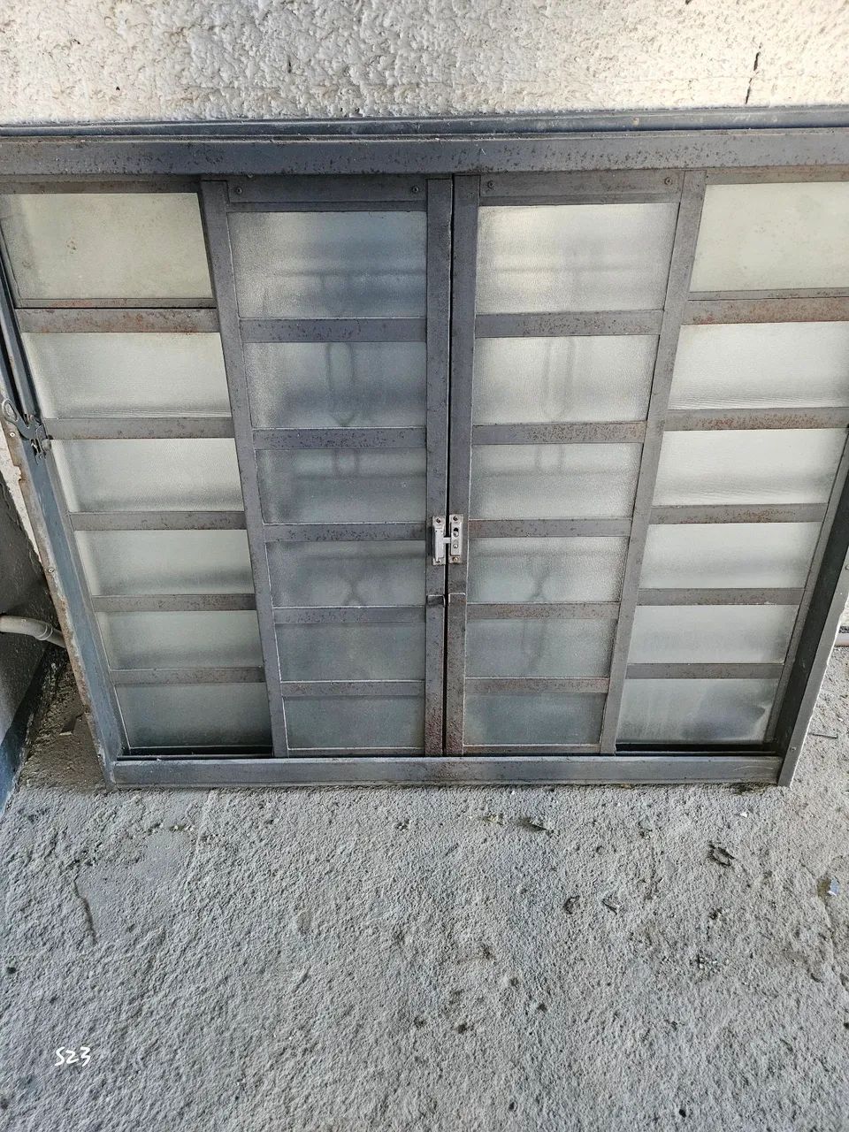 Vendo portas e janelas de ferro com grade - Foto 2
