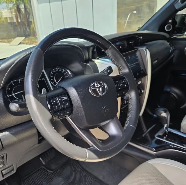 Toyota Hilux SW4 Diamond 2.8 TB 4x4 Die. Aut., foto 8 de 11