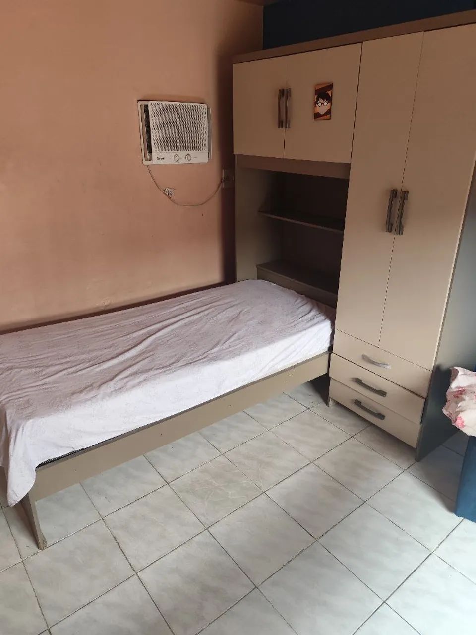 Cama de solteiro com Guarda Roupa