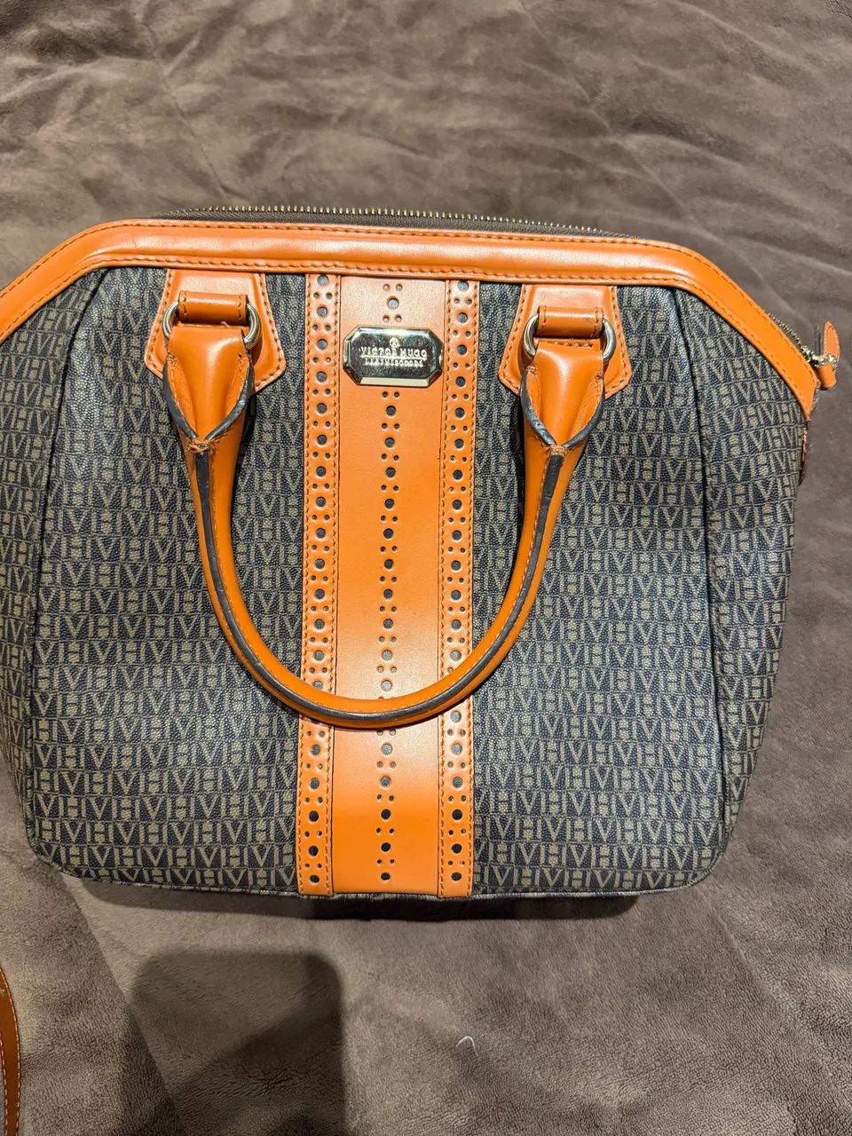 bolsa victor hugo original, com monograma em tons de marrom e detalhes em laranja