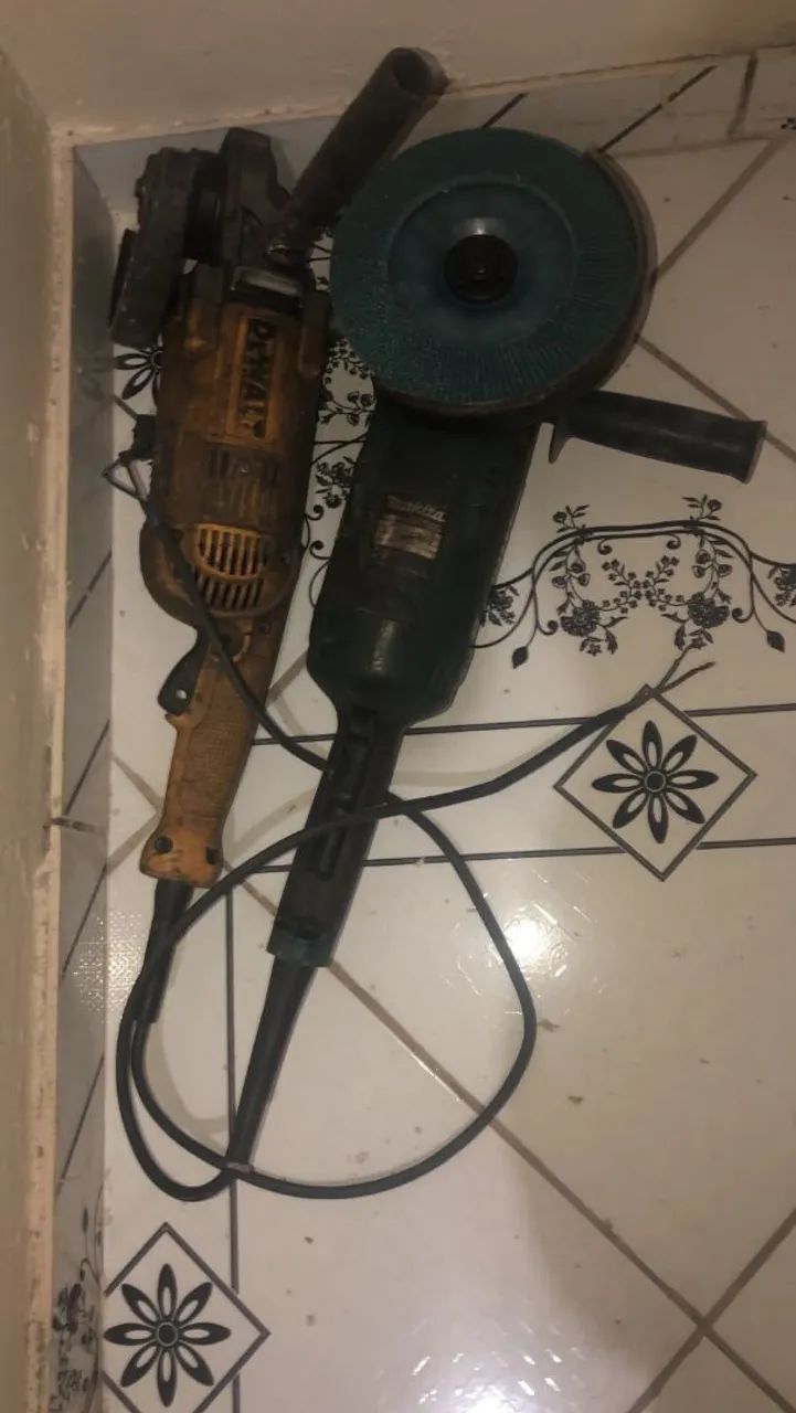 2 Lixadeiras de 7 polegadas da marcar MAKITA e DEWALT, voltagem 220 . 300 REAIS CADA UMA !