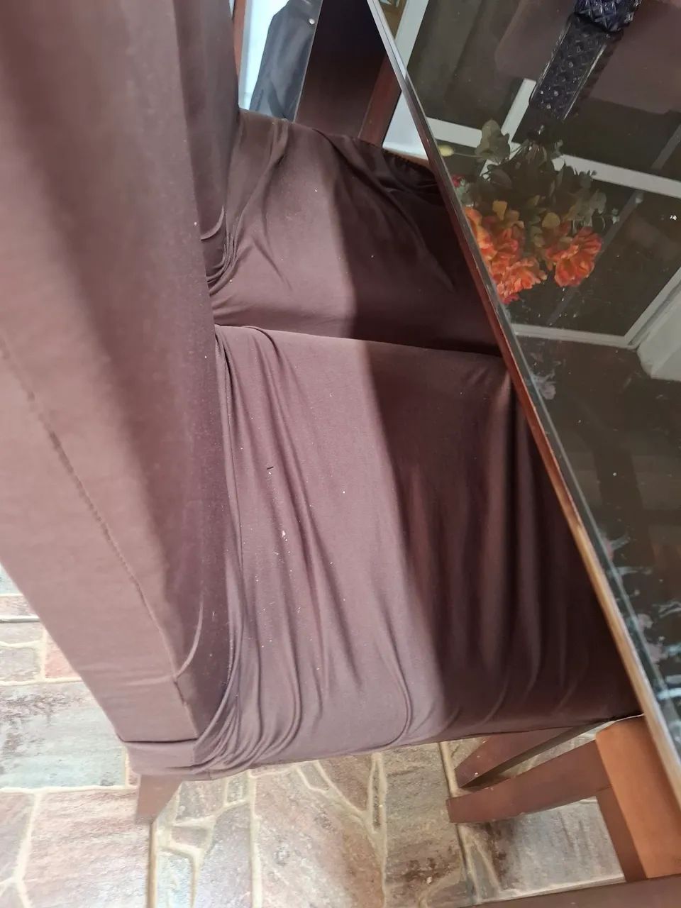 Vendo mesa de jantar , com 8 cadeiras e  com tampo de vidro. .médico.1,60 1,60 .quadrada