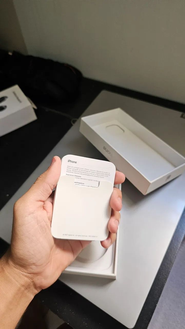 Caixa Iphone 13 com manuais - Foto 3