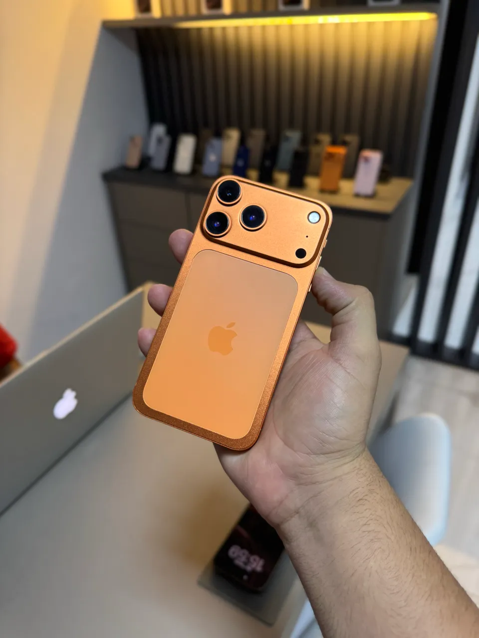 IPHONE 11 TRANSFORMADO NO 17 PRO 64 GIGAS - Celulares e