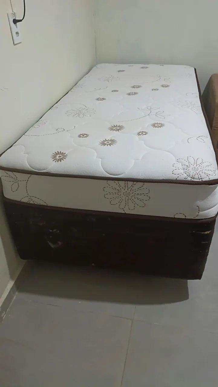 Cama de solteiro semi nova 