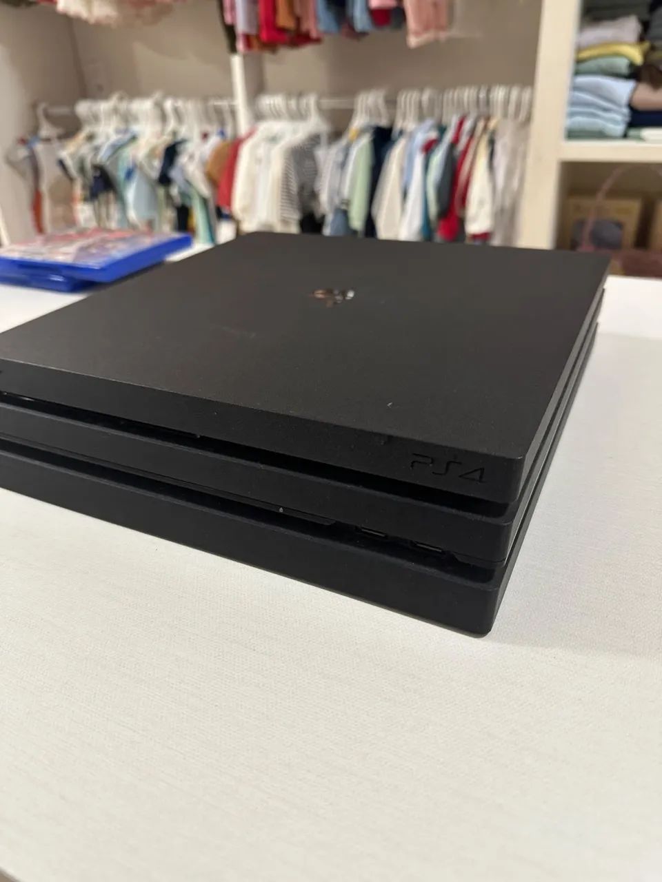 PS4 PRO 1TB 2 CONTROLES - Foto 3