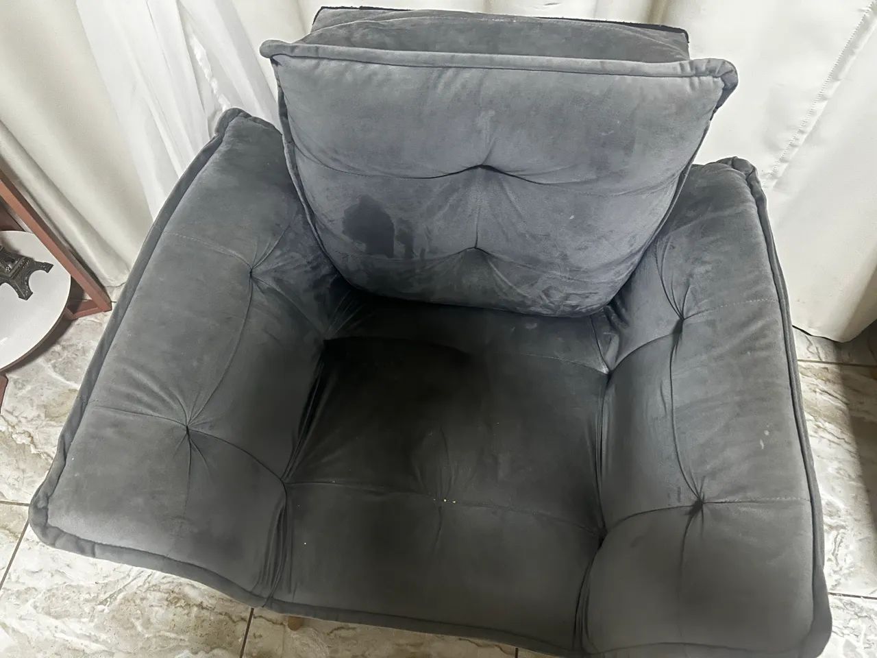 Par de poltronas conservadas 