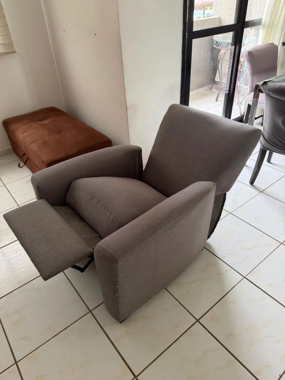 Sofá de 3 lugares + poltrona combinando - Foto 4