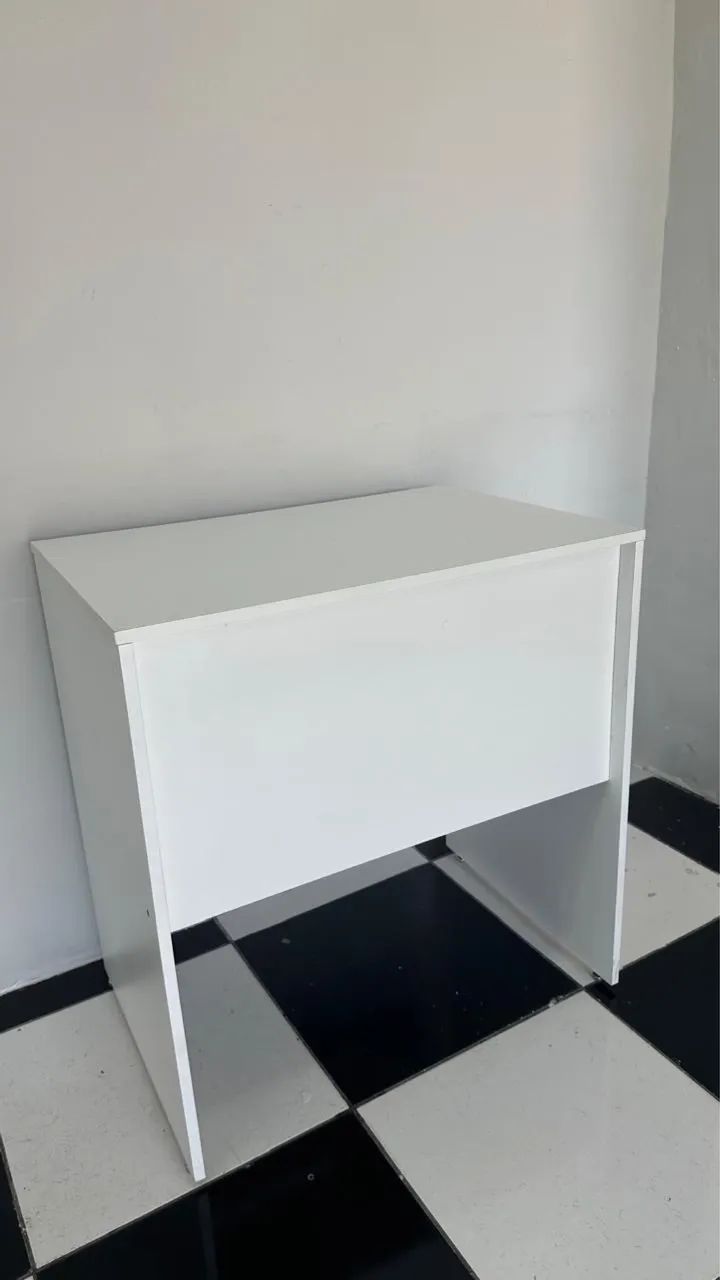 Mesa branca com gaveta 