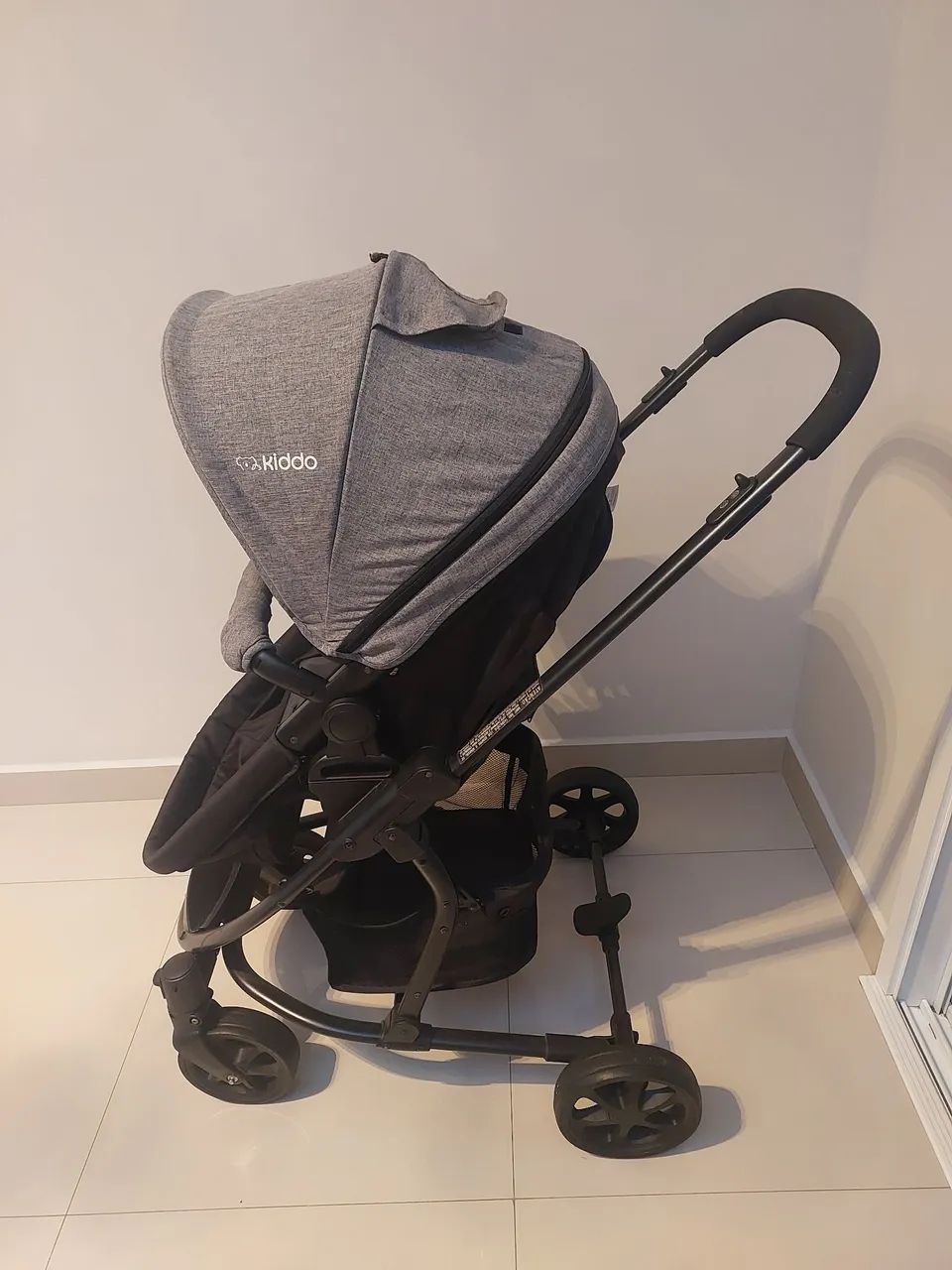 Carrinho de bebe + bebê conforto e base Kiddo