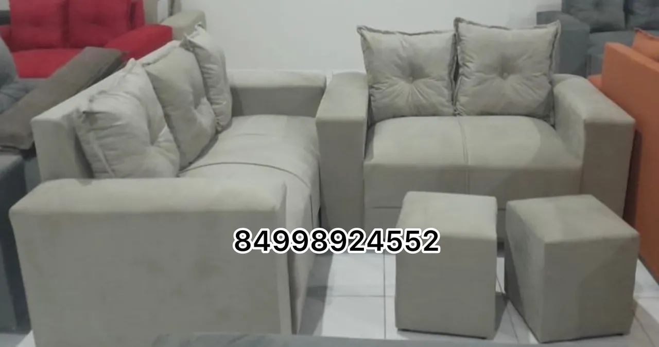 Sofá 3 e 2 lugares acompanha 2 puffs 