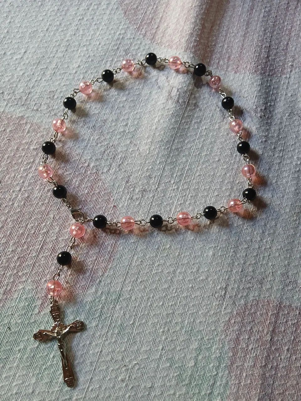 Terço Artesanal Rosa e Preto com Crucifixo | Feito à Mão - Foto 3