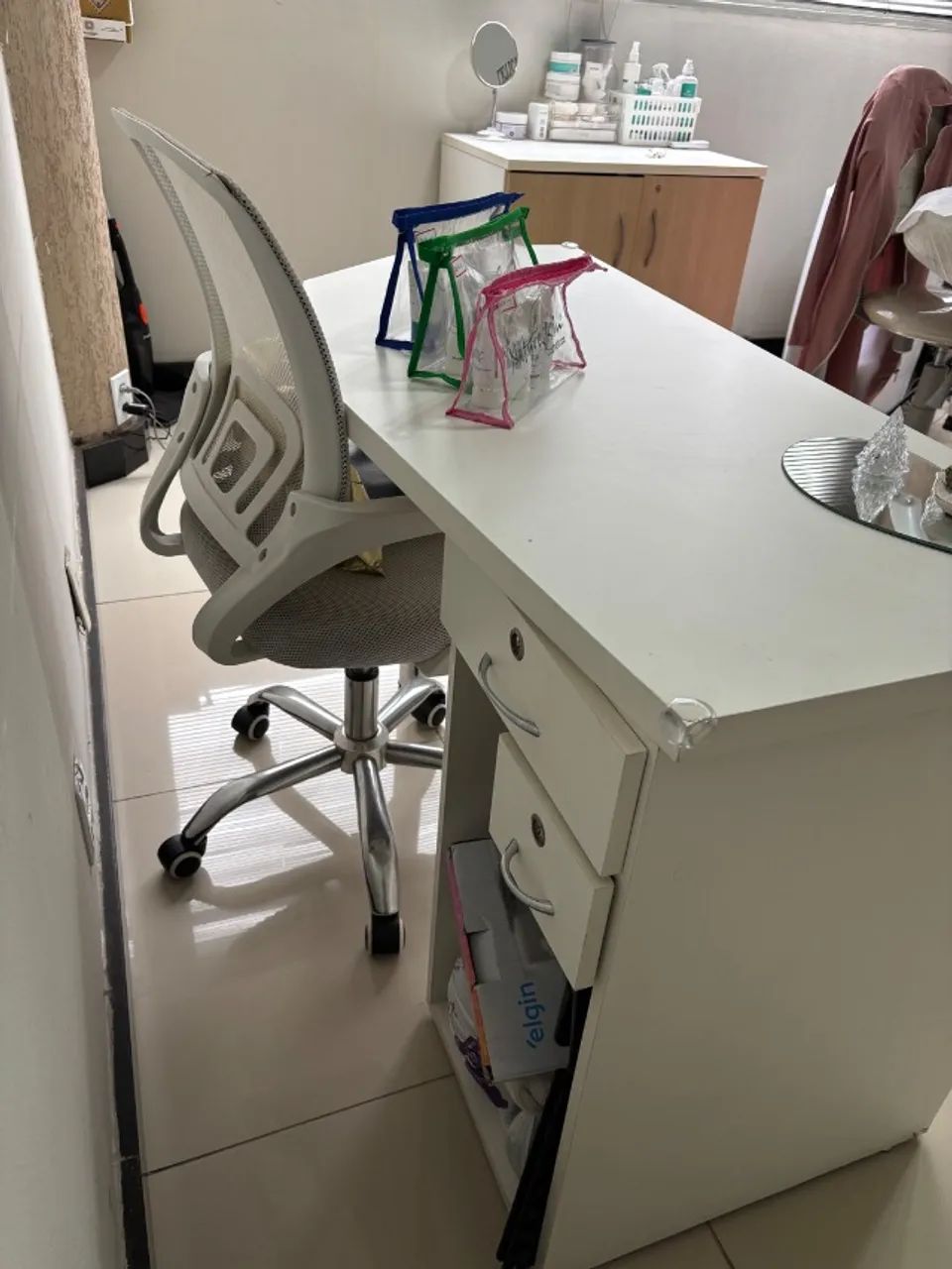 Mesa escritório em MDP e pé cromado + cadeira de brinde - Foto 3