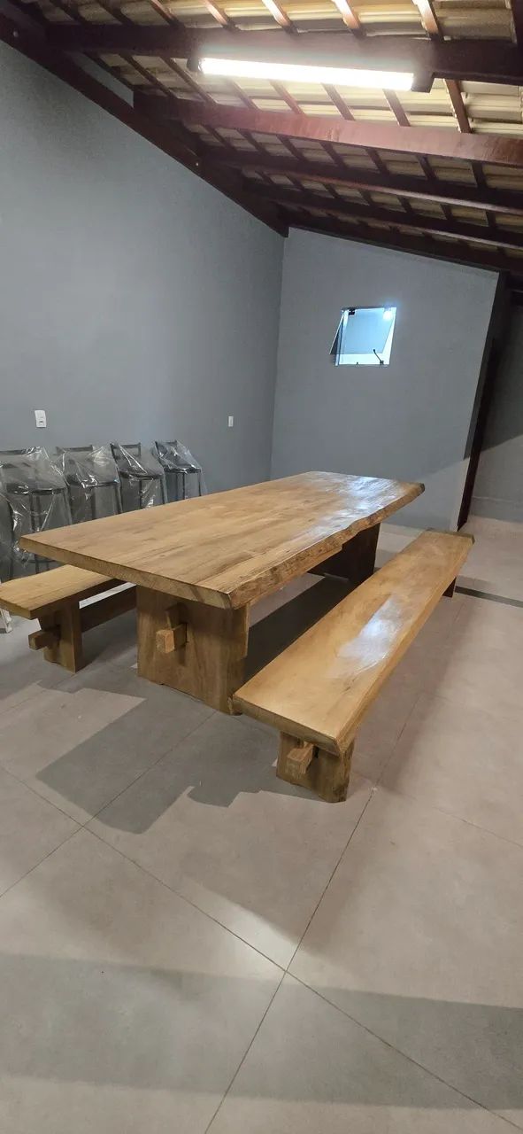 Mesa de madeira maciça rústica com bancos  - Foto 4