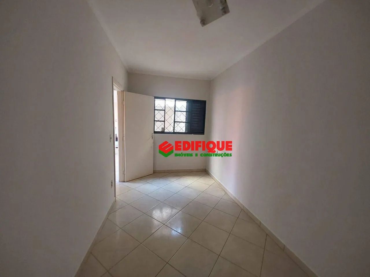 Casa Compacta e Funcional com 2 Dormitórios, Quintal e Vaga de Garagem - Foto 3