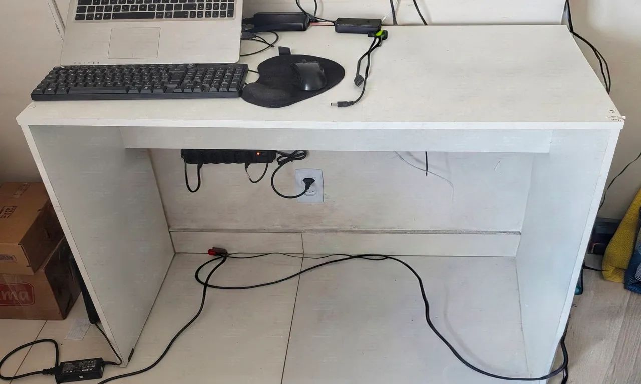 Mesa de escritório em MDF branco 