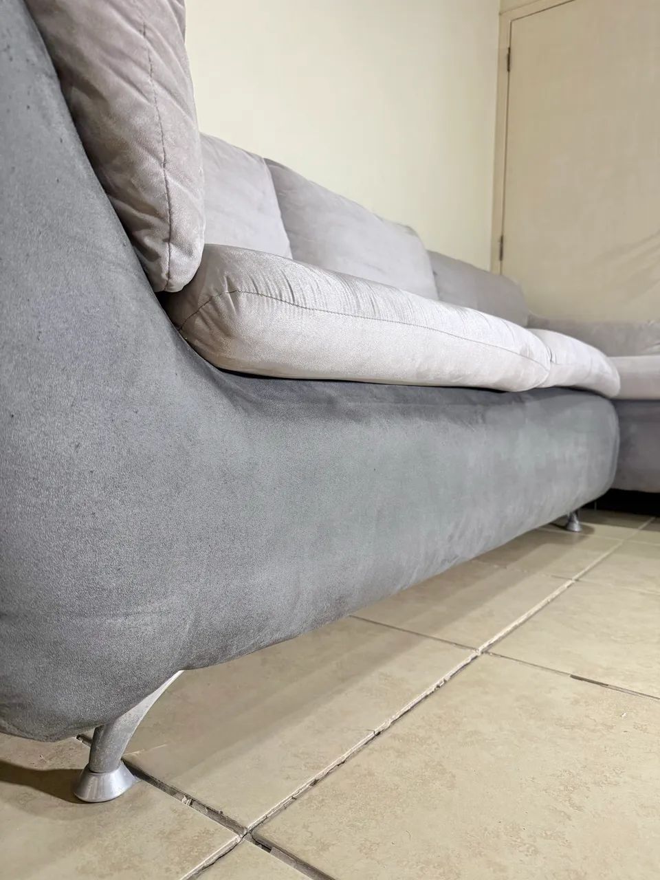 Sofá de Canto em L Suede Liso Cinza Claro - 2,70m x 1,60m - Sem Avarias - Foto 5