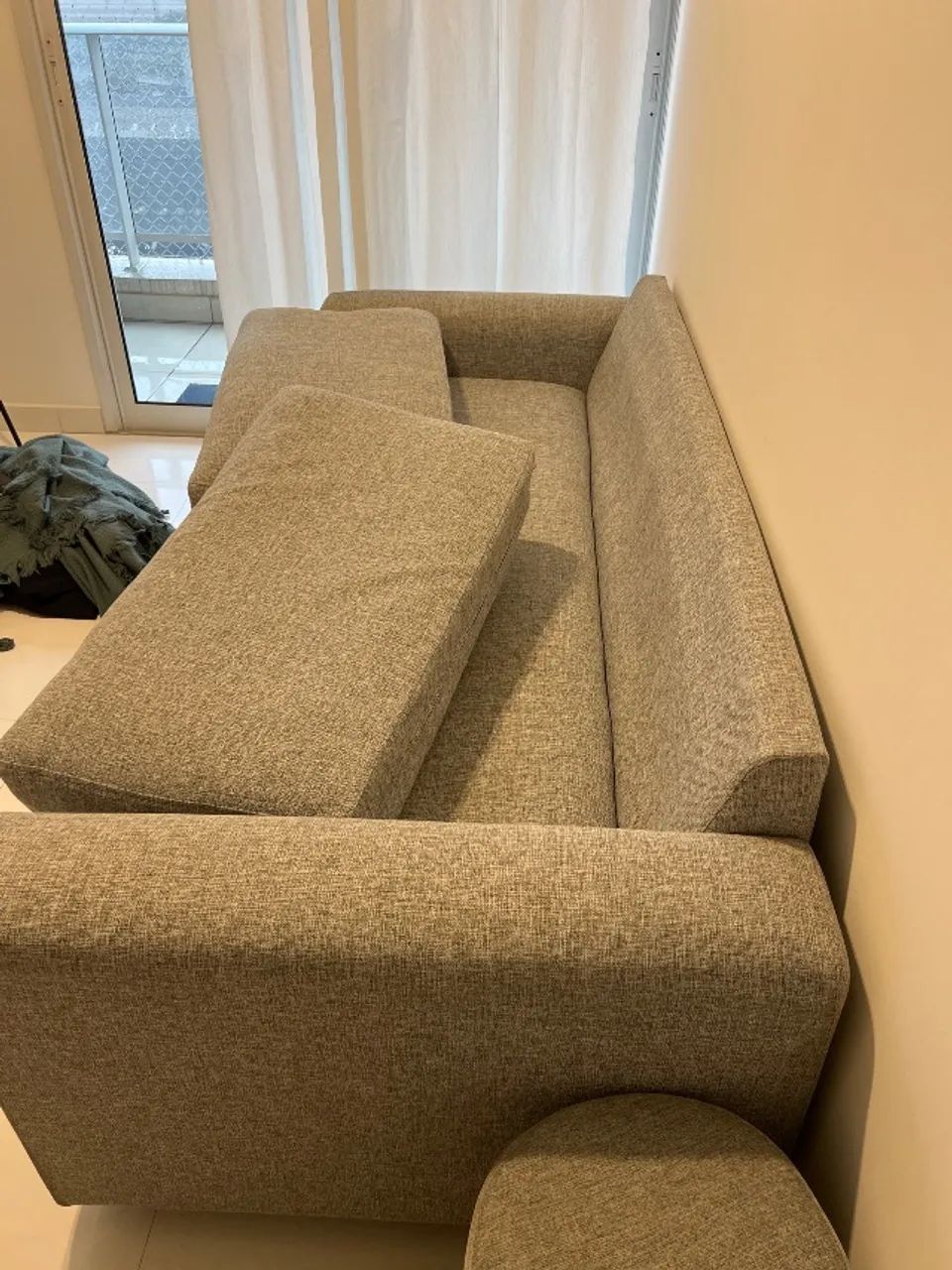 Sofá linho cinza 3 lugares- tok stok- com pequenos detalhes - Foto 2