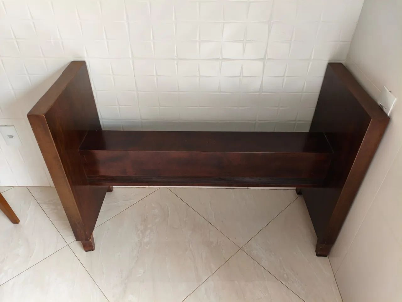 Mesa de jantar (base de madeira com tampo de vidro)