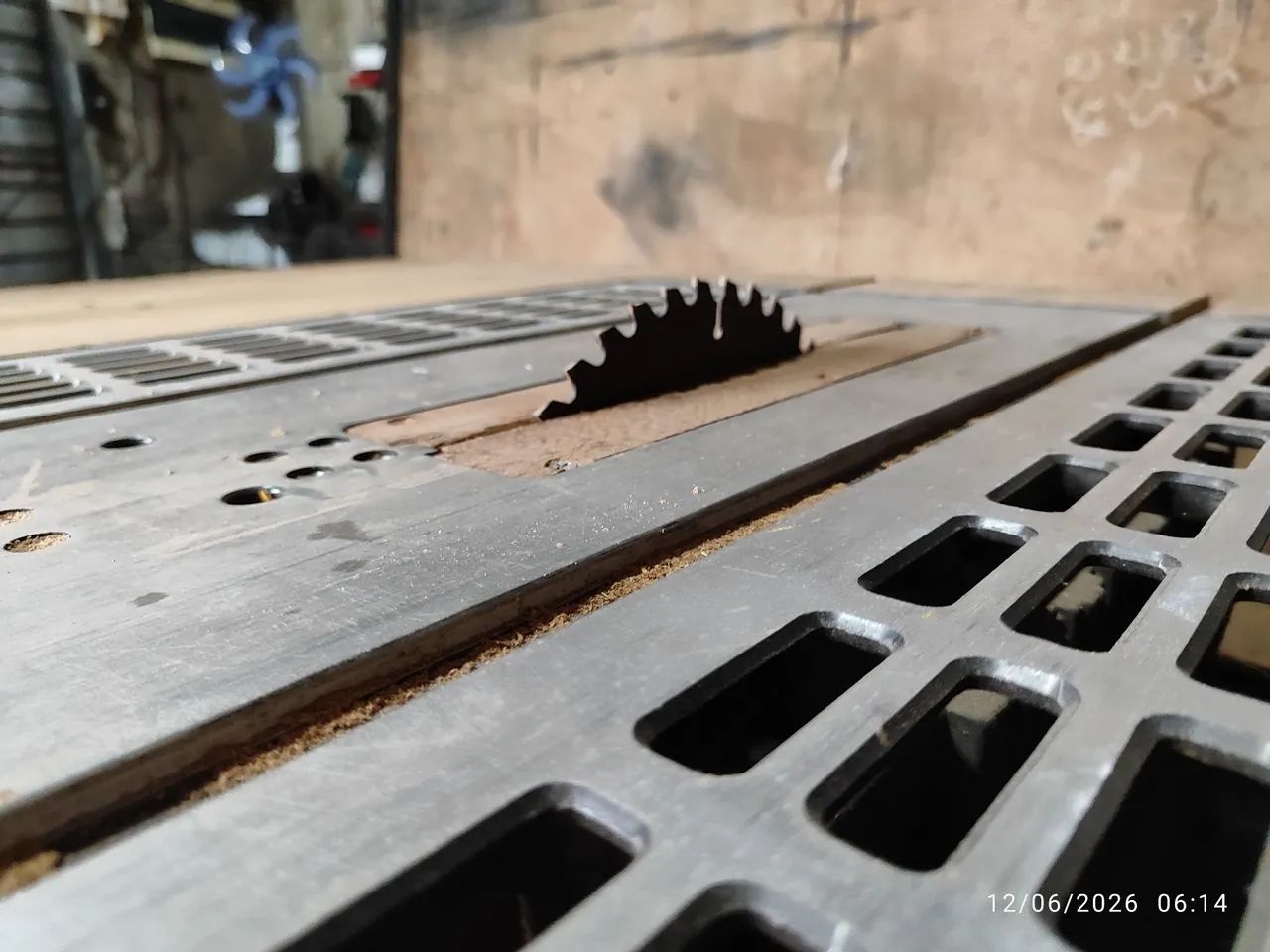 Bancada de Serra Skil 110V Completa com Gabarito e Gaveteiros - Foto 3