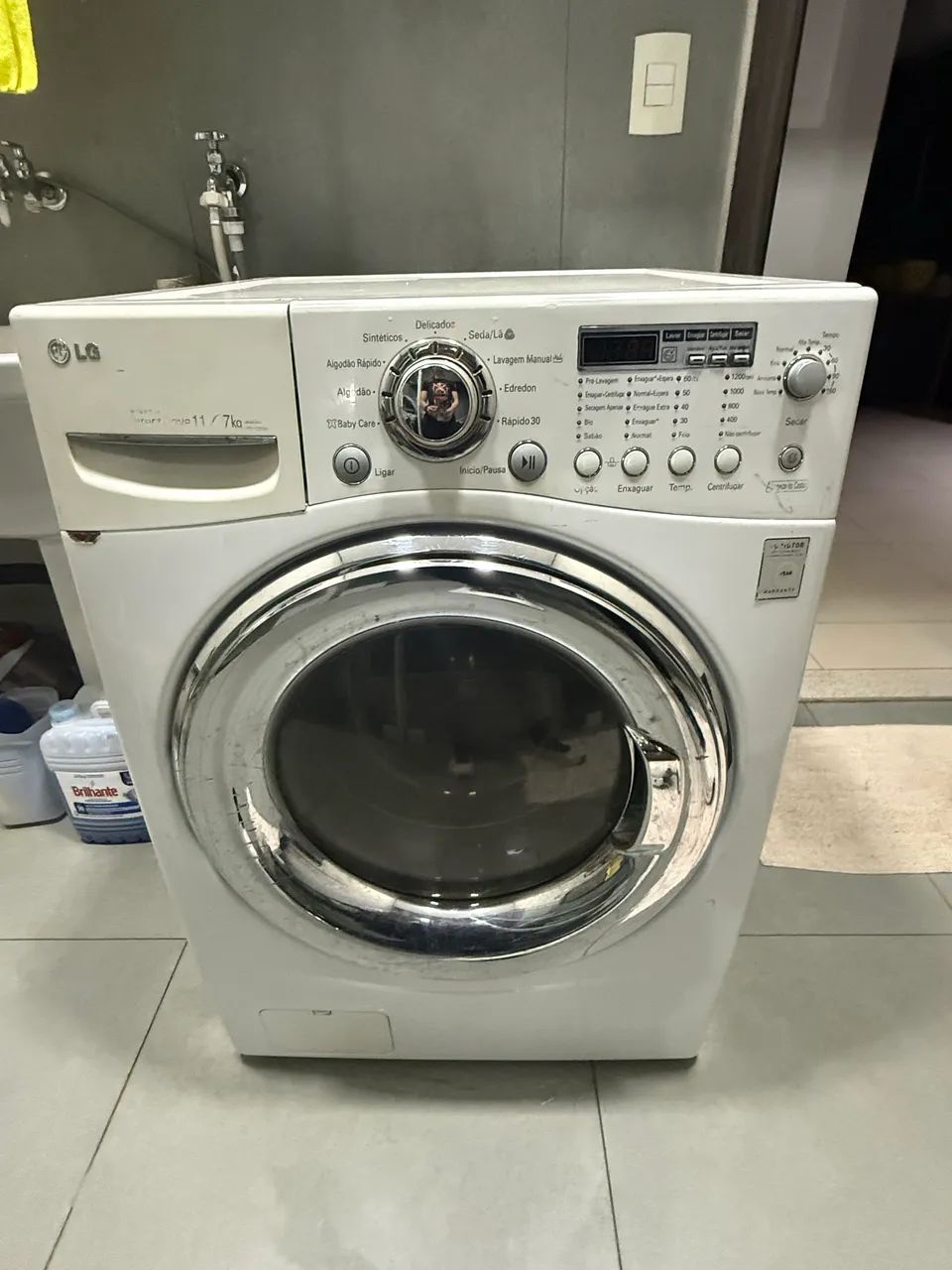 Máquina de lavar e secar com defeito 