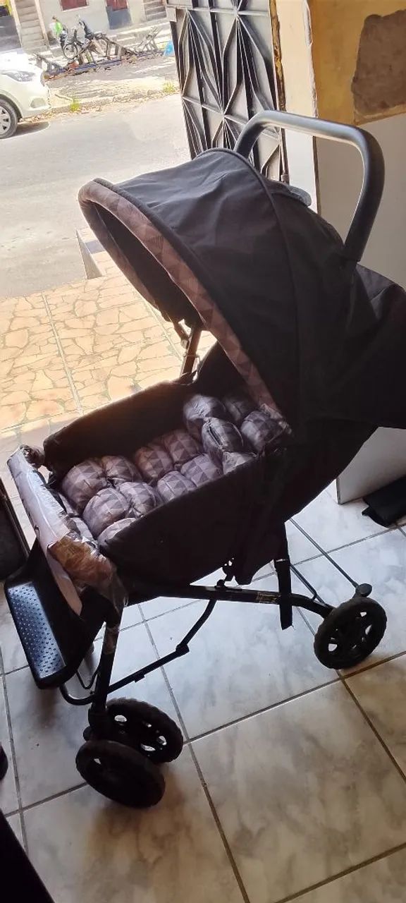 Carrinho de bebê.