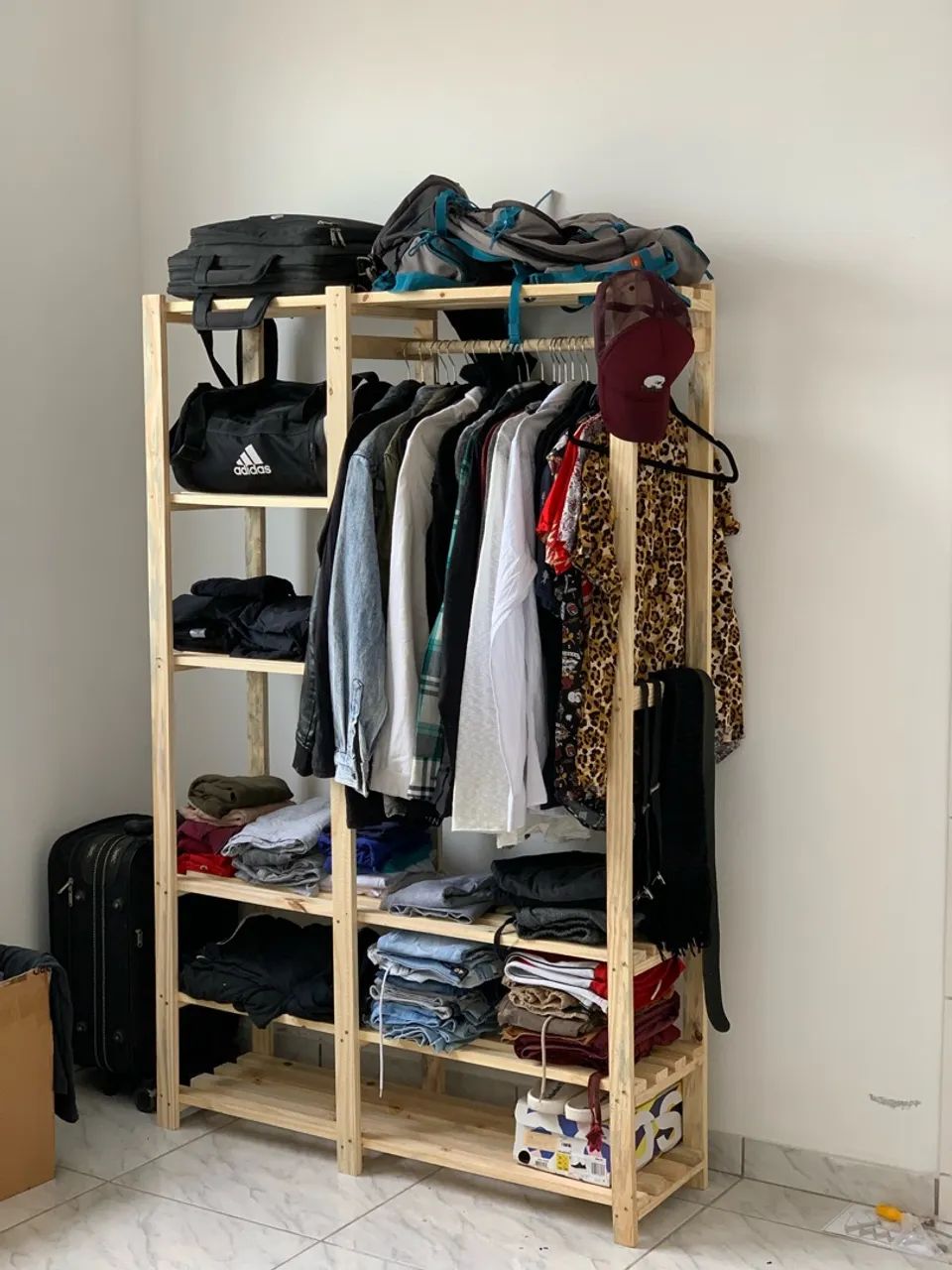 Armário/cabideiro de pinus maciço, ideal para closet - Foto 4