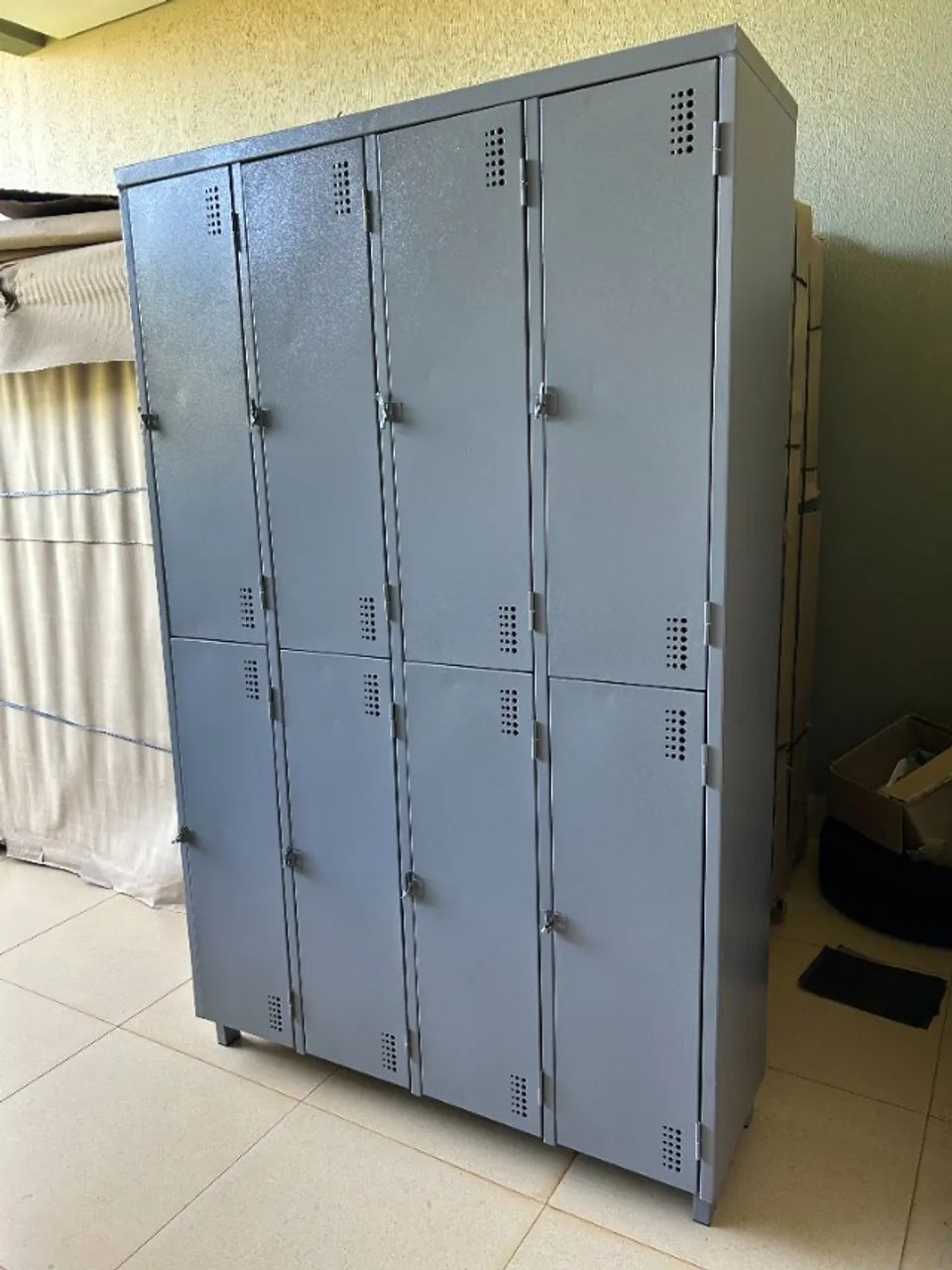 Roupeiro com 8 portas em aço