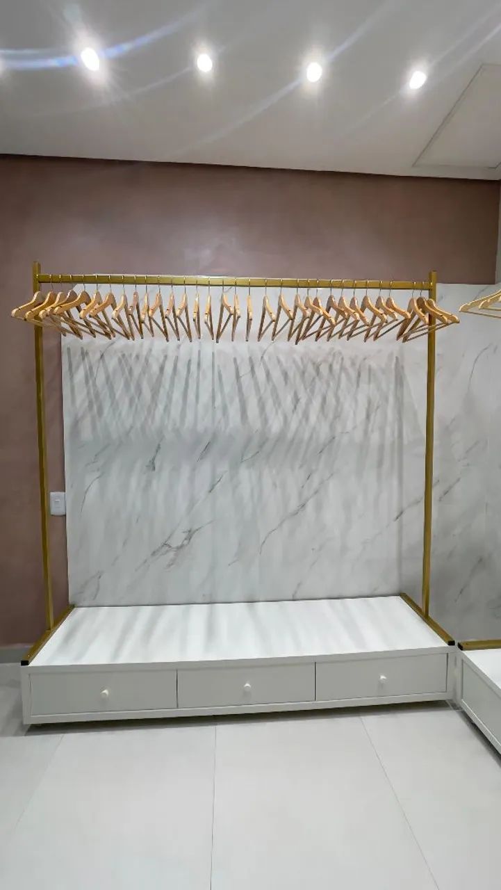 Vendo araras com móvel em MDF para lojas de roupas  - Foto 3
