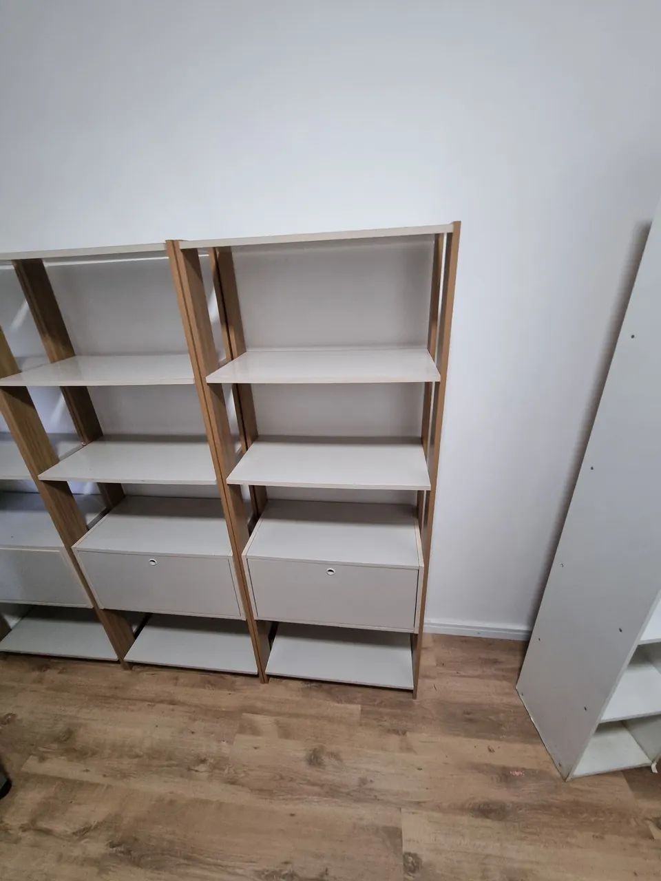 Prateleiras para livros, medindo 1,66mx63cm