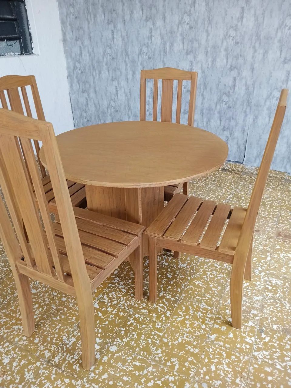 Conjunto de mesa e 04 cadeiras em madeira  - Foto 3