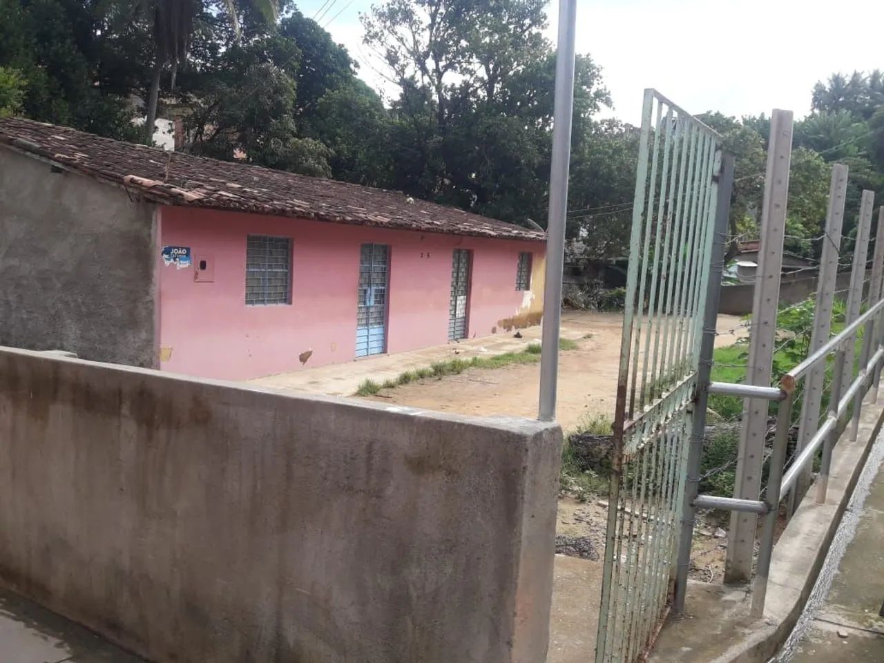 Terreno Grande com Casas