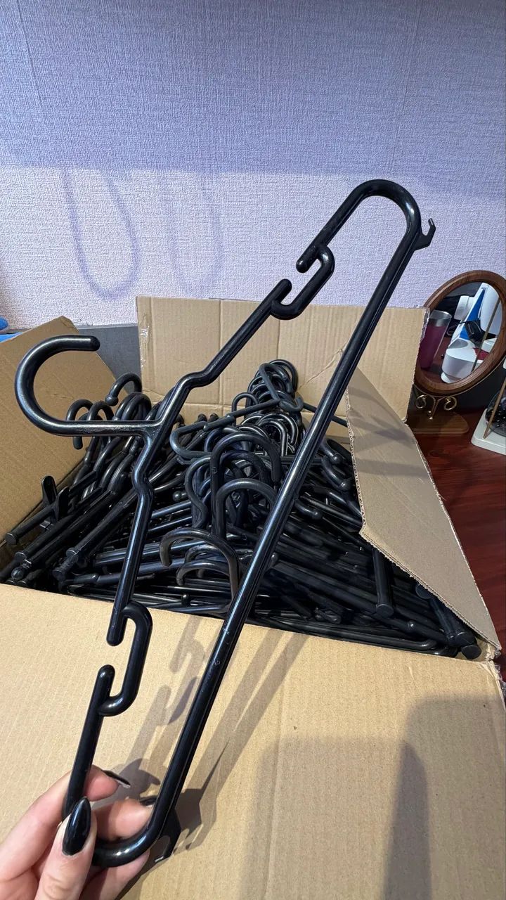 70 Cabides plásticos diversos 