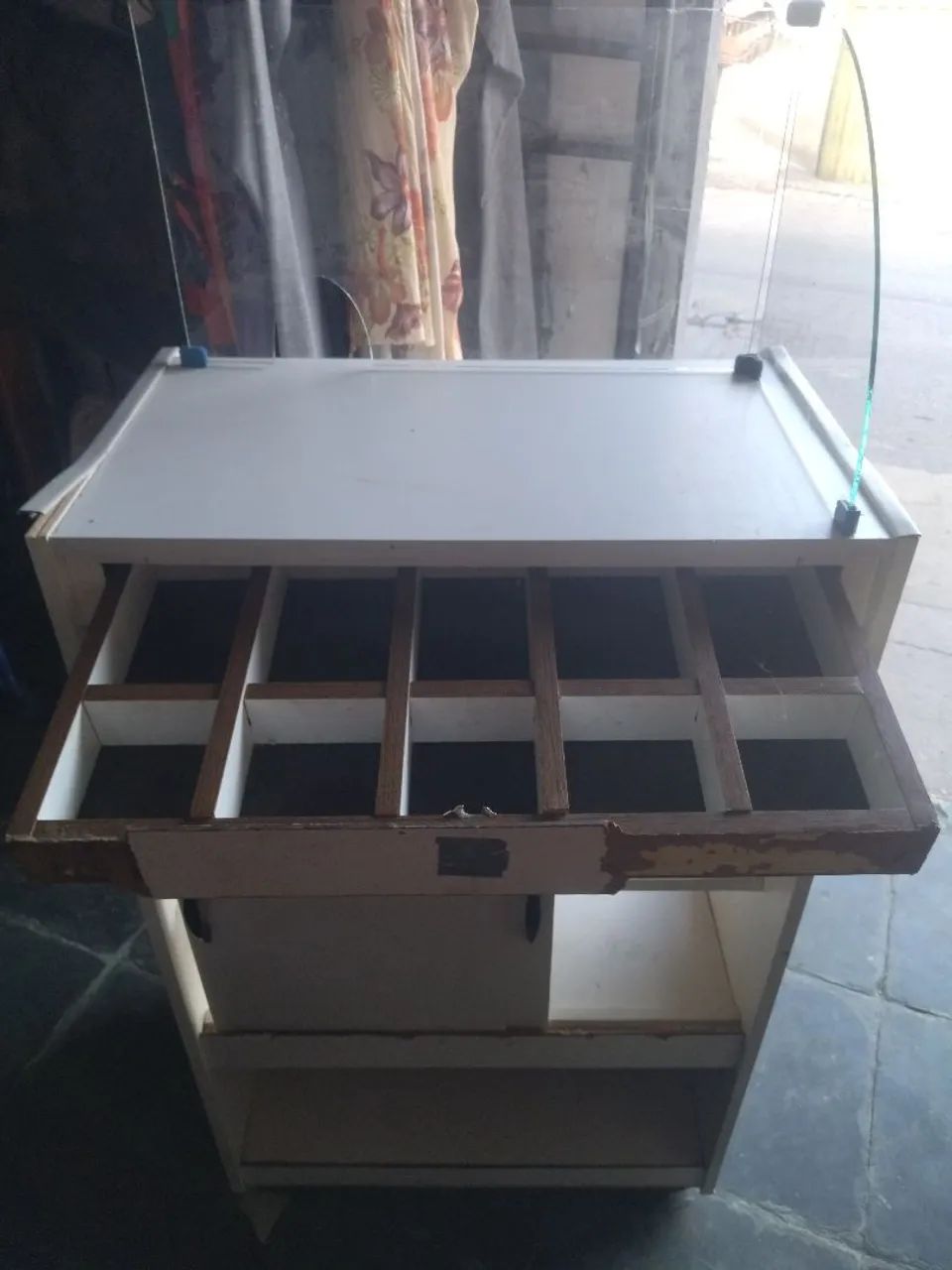 Expositor seco com gaveta 