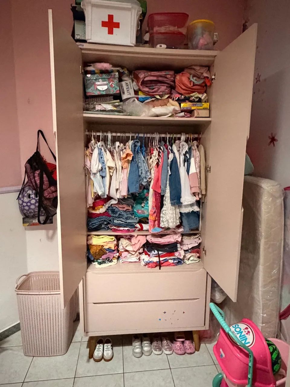 Vendo cômoda, guarda roupa e poltrona  - Foto 4