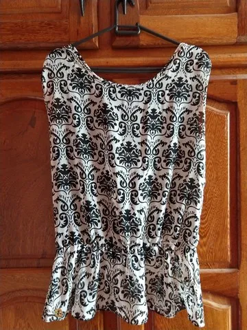 Desapego Blusa feminina estampada com detalhe em renda