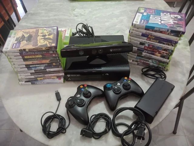 XBOX 360 slim COM 10 jogos e duas manetes e kinet - Videogames