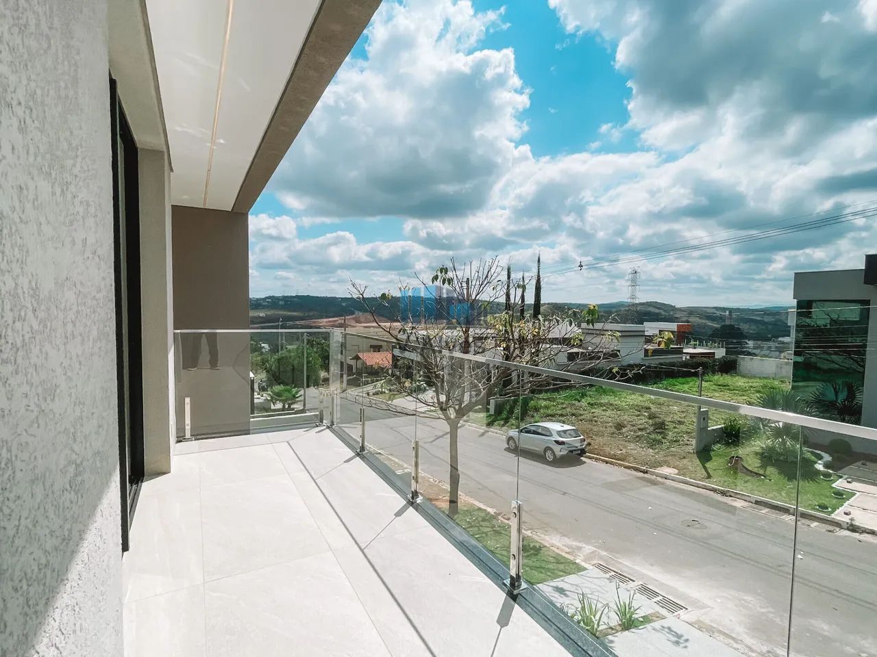 Casa de alto padrão, com 330m² de área construída, 4 quartos sendo 3 suítes, piscina aquec - Foto 2