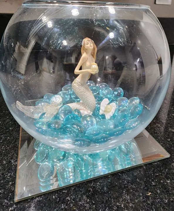 Escultura Sereia no bow aquário de vidro com  pedras de vidro azuis em base espelhada