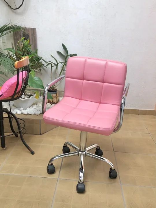  Cadeira Rosa, Couro ecológico, base aranha cromada com rodas - Foto 3