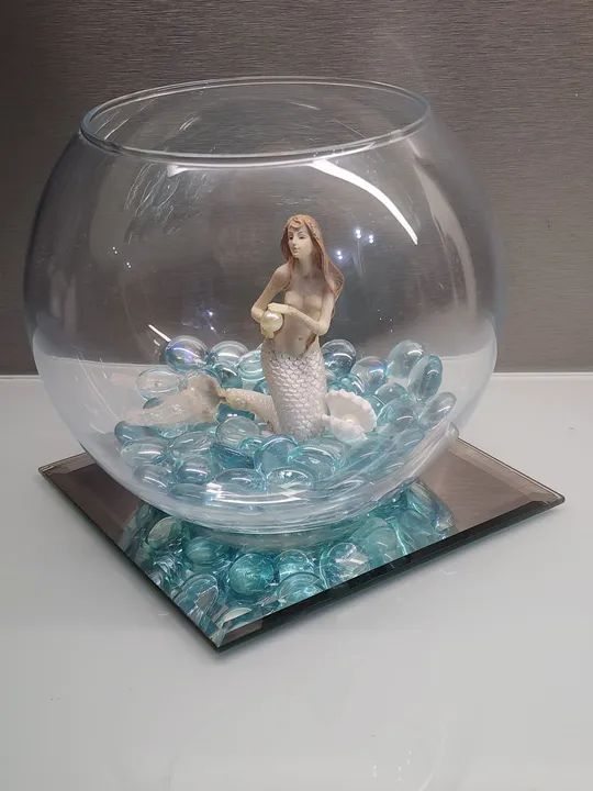 Escultura Sereia no bow aquário de vidro com  pedras de vidro azuis em base espelhada - Foto 2