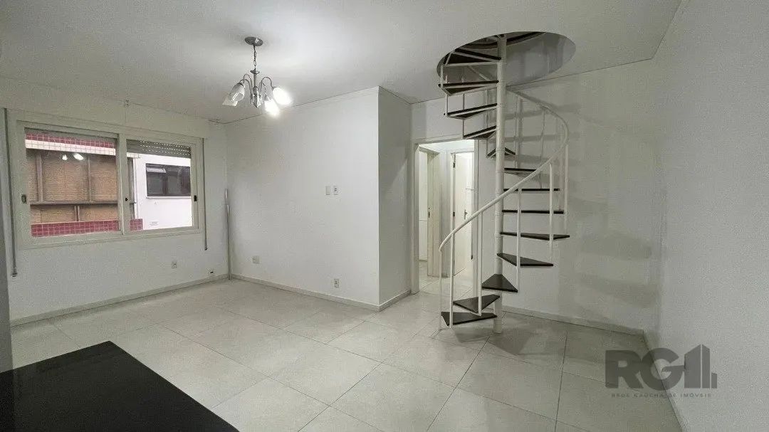 Excelente duplex de 2 dormitórios semi mobiliado. Living da parte inferior com espaço que 
