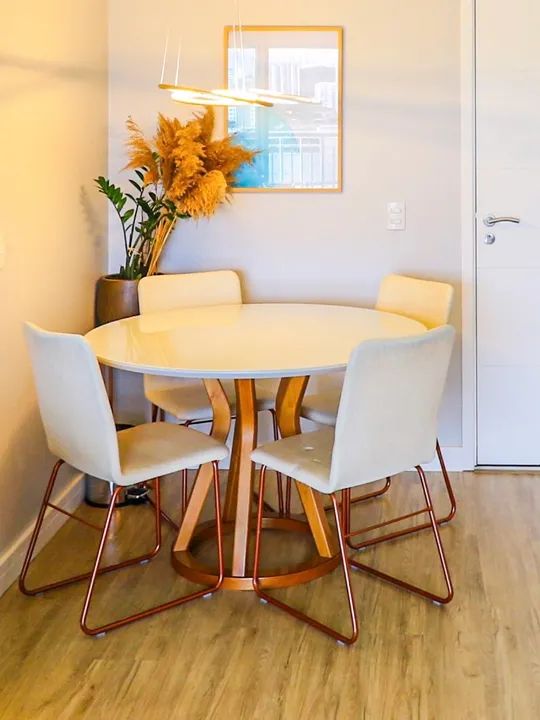 Mesa em madeira maciça, tampo laqueado com vidro