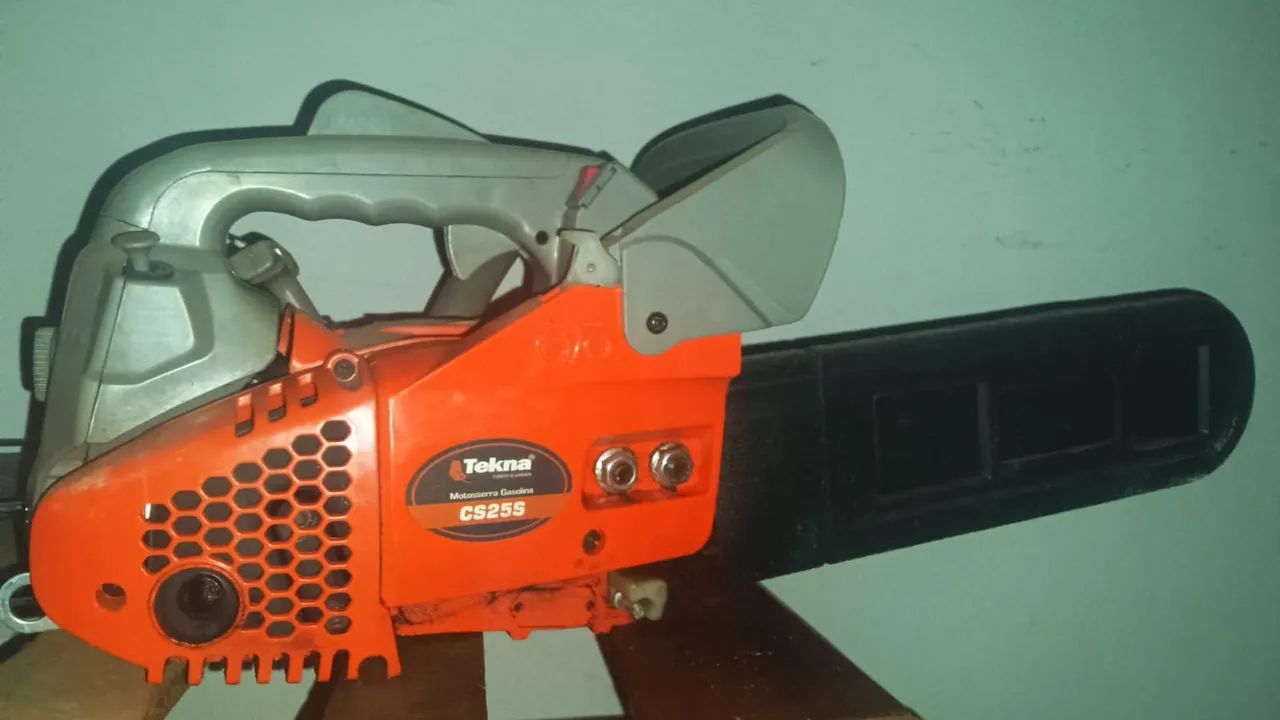 Moto serra a gasolina pequena