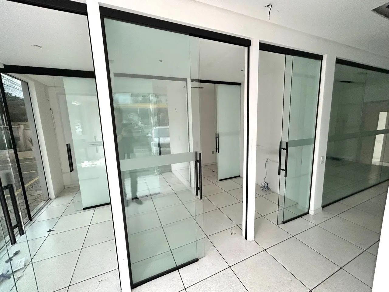 Portas de vidro com estrutura de aço - Foto 4