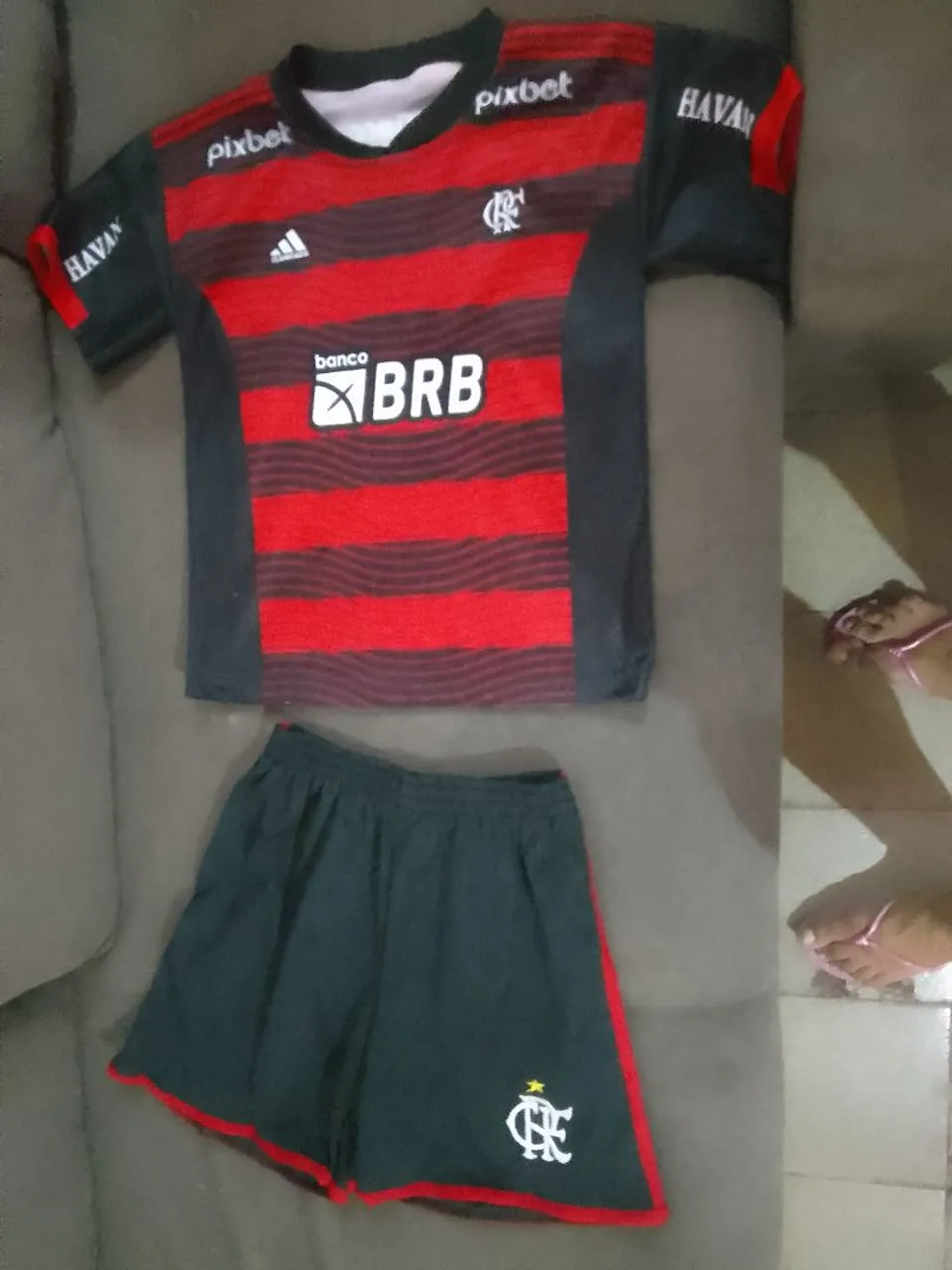 Várias roupas infantis com preços variados