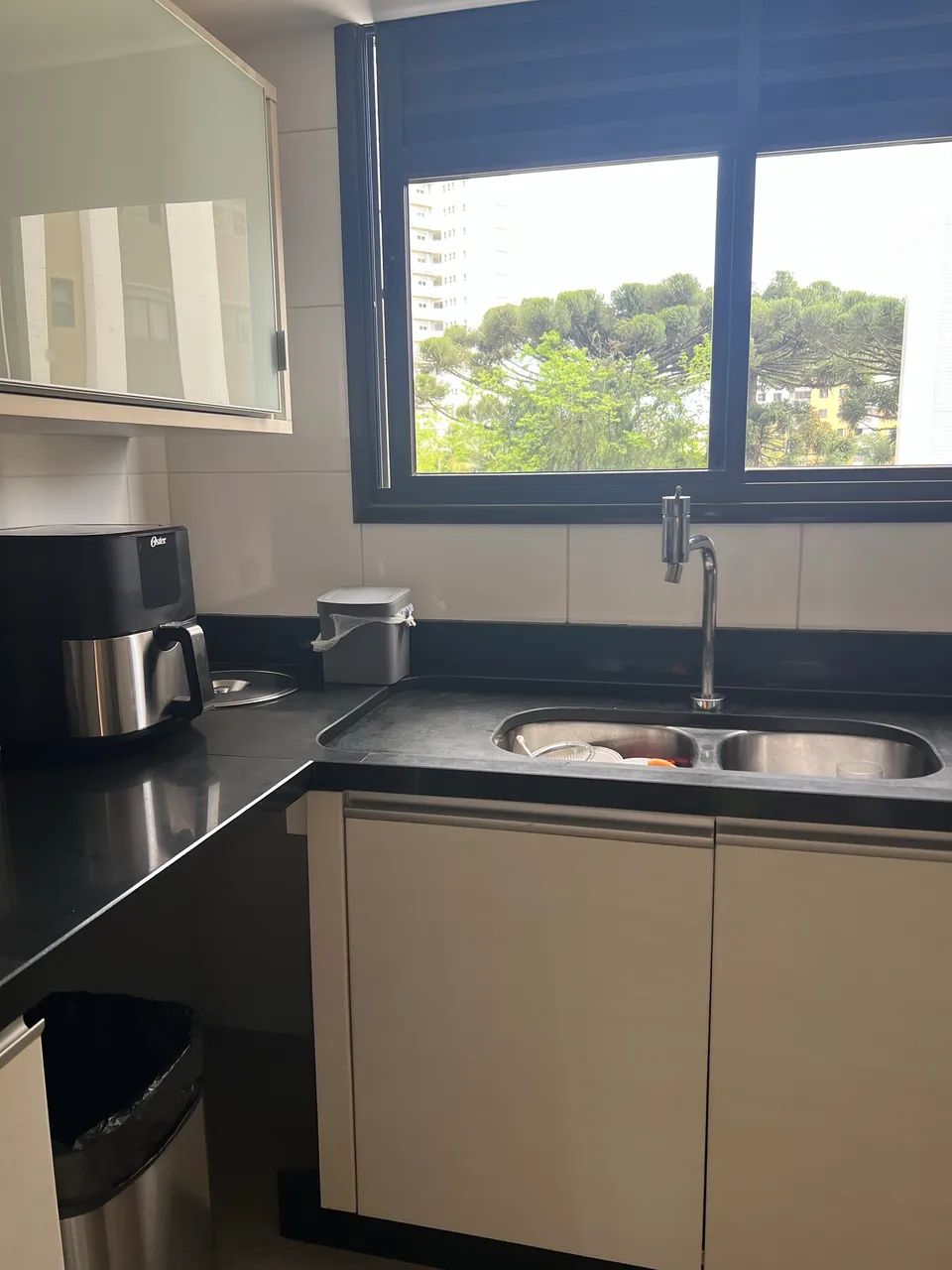 Tampos de cozinha completo, rodapia e frontão em mármore preto absoluto. - Foto 4