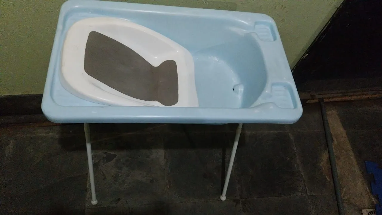 Banheira para bebê com suporte